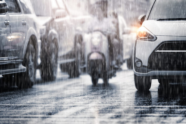 Carros em trânsito em um dia de forte chuva.